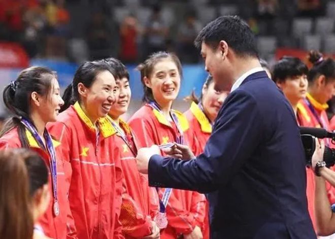 全国初中篮球冠军_泸化中学篮球赛冠军是谁_初中篮球冠军