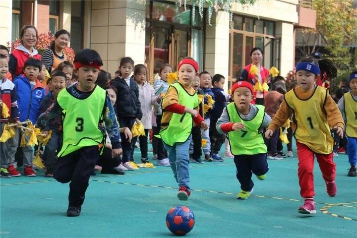 幼儿园足球技巧有哪些_幼儿园足球怎么教_幼儿足球教学方法