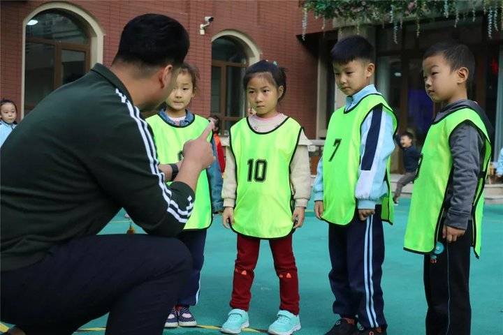 幼儿园足球技巧有哪些_幼儿足球教学方法_幼儿园足球怎么教