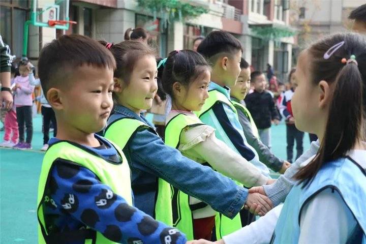幼儿足球教学方法_幼儿园足球技巧有哪些_幼儿园足球怎么教