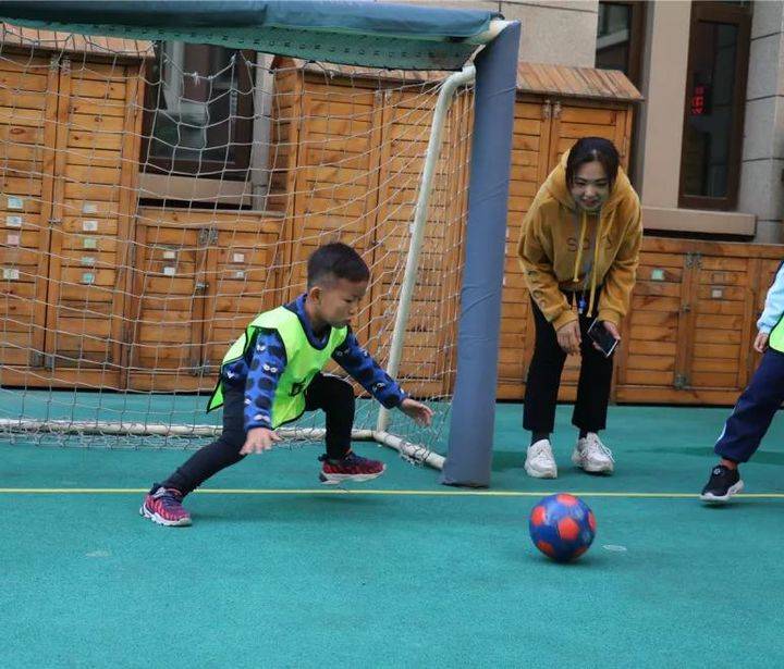 幼儿足球教学方法_幼儿园足球怎么教_幼儿园足球技巧有哪些