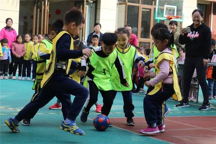 幼儿足球教学方法_幼儿园足球技巧有哪些_幼儿园足球怎么教