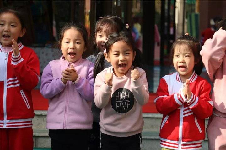 幼儿园足球怎么教_幼儿足球教学方法_幼儿园足球技巧有哪些