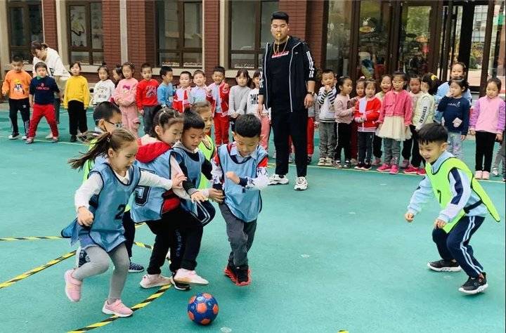 幼儿园足球技巧有哪些_幼儿园足球怎么教_幼儿足球教学方法