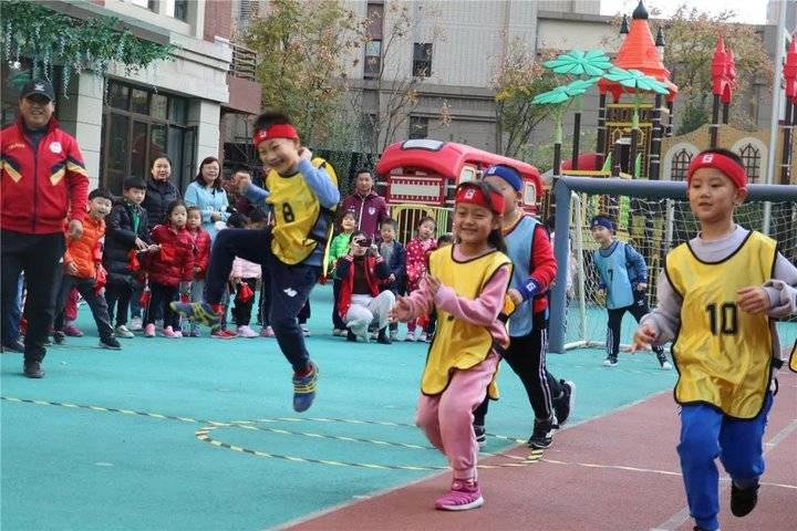 幼儿园足球怎么教_幼儿足球教学方法_幼儿园足球技巧有哪些