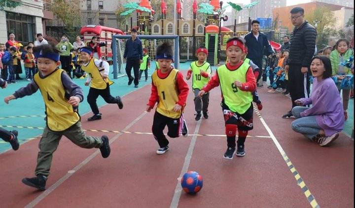 幼儿园足球技巧有哪些_幼儿园足球怎么教_幼儿足球教学方法