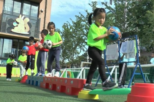 幼儿园足球技巧有哪些_幼儿足球技能_幼儿园足球技能教案